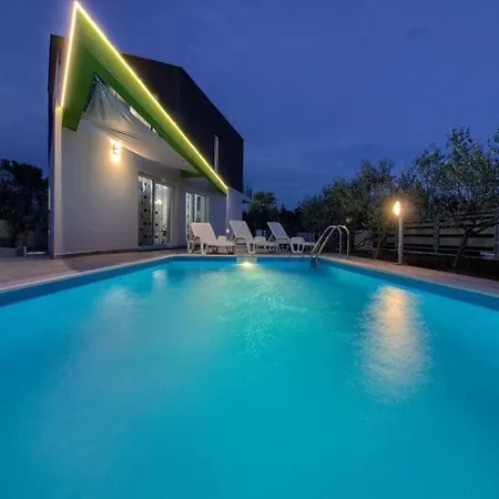 Nika 900m Villa *