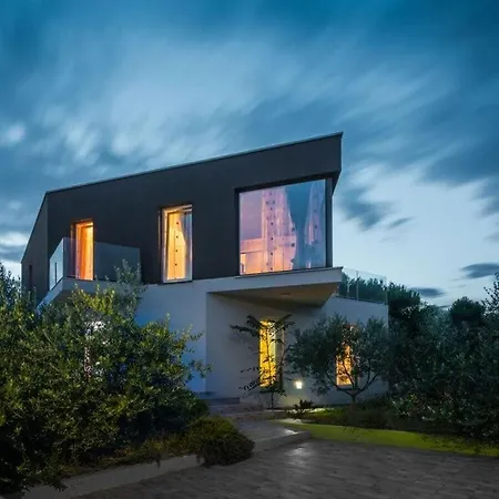 Nika 900m Villa Medulin