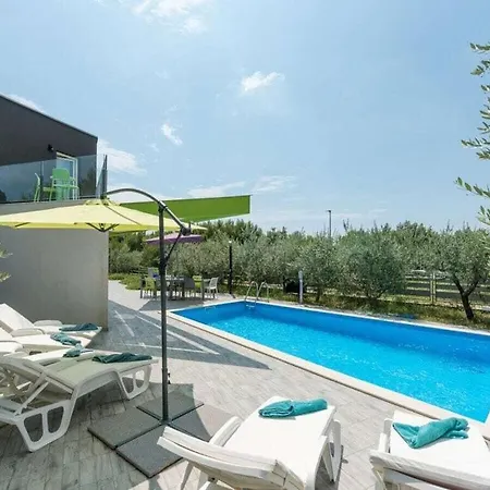 Villa Nika 900m *